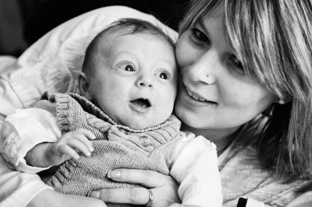 séance photo bébé a domicile en noir et blanc